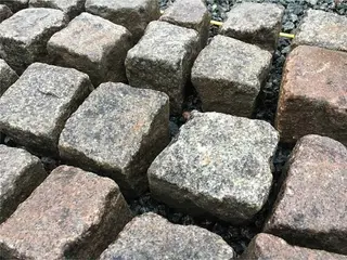 SØGER: afhenter brosten/chaussesten (gratis)