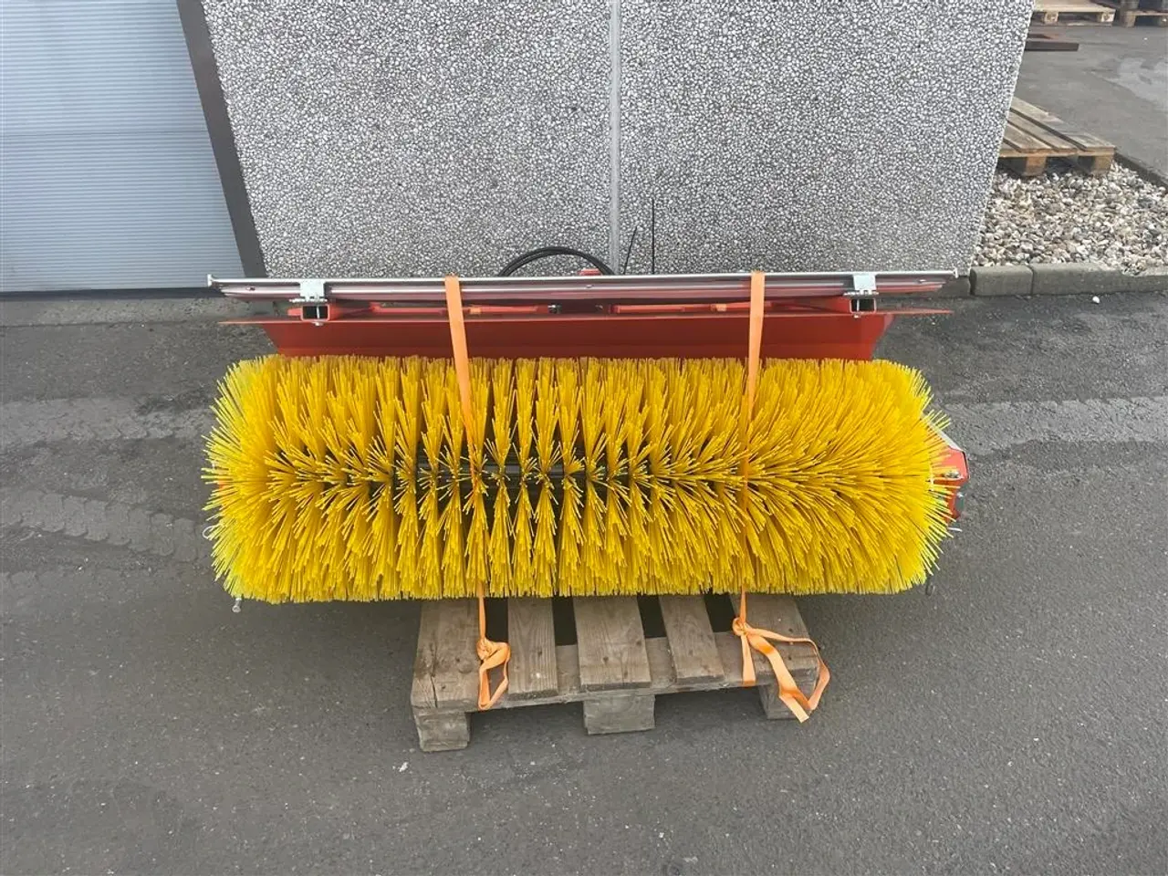 Billede 2 - Husqvarna Fejemaskine med sving 135cm