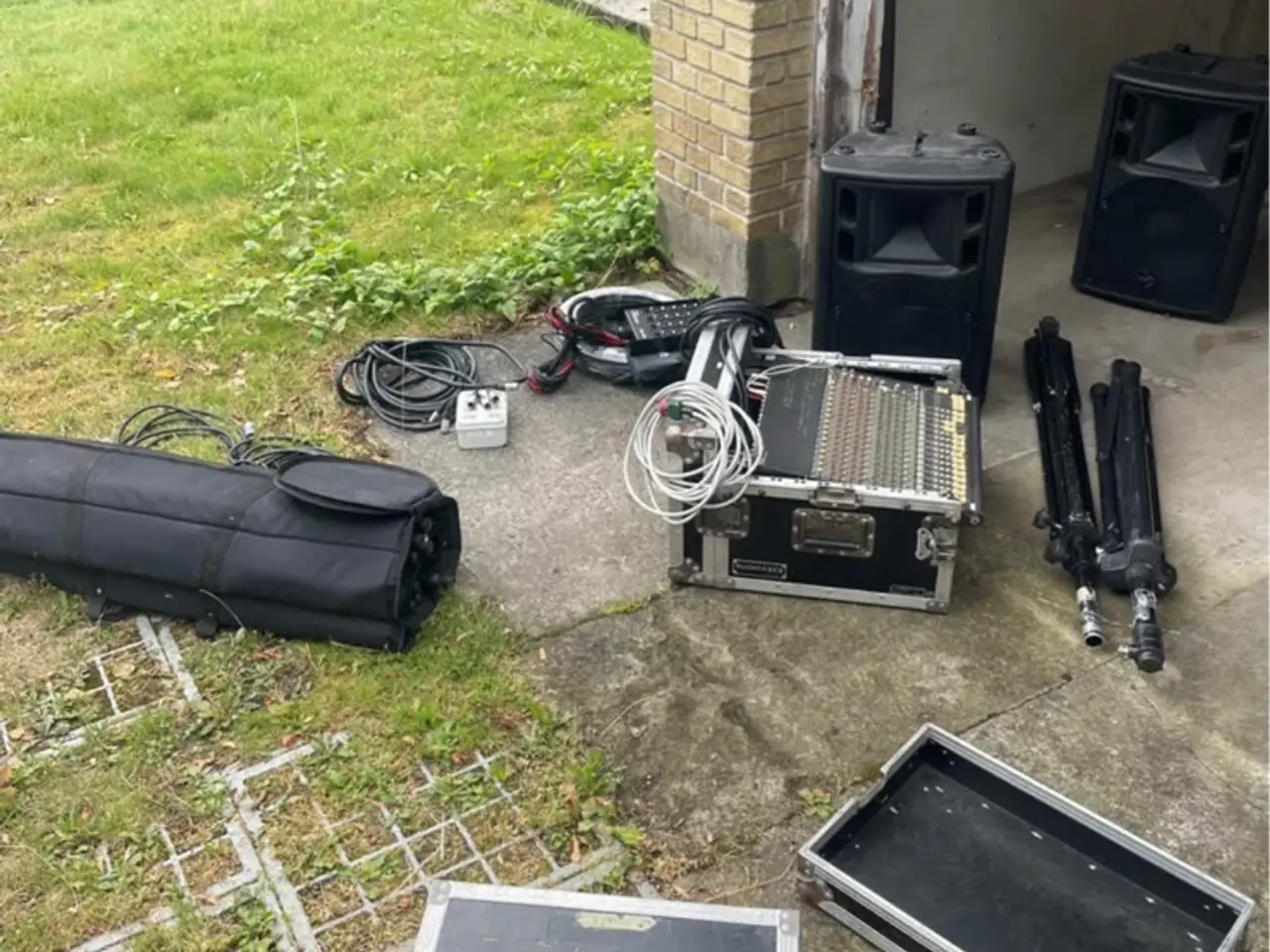 Billede 1 - Komplet PA anlæg med mic stativer og Remote boxe b
