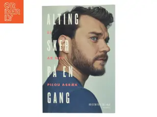 Alting sker på en gang : et år med Pilou Asbæk af Kristoffer Zøllner (Bog)