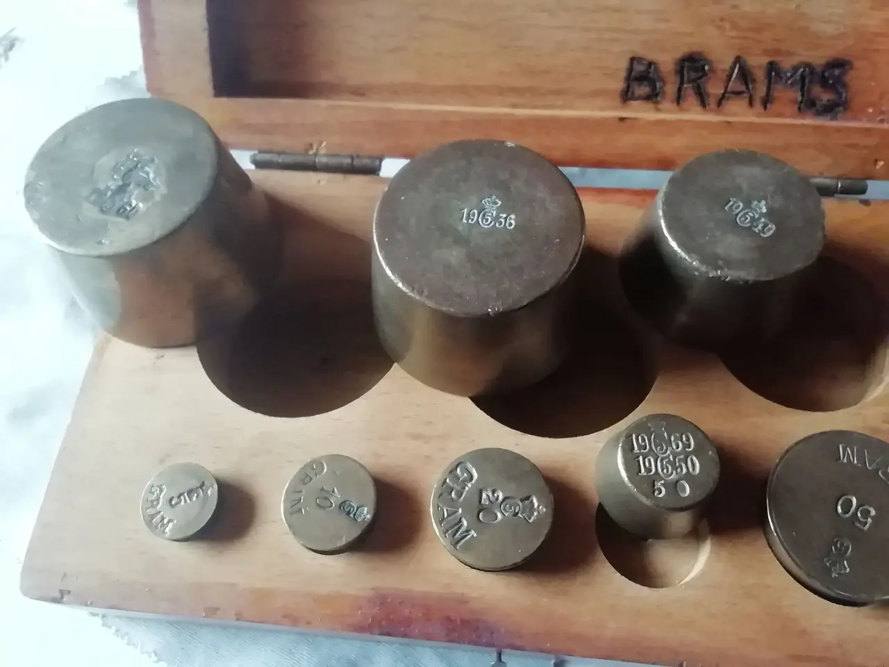 Billede 1 - Messinglodder i original træ æske