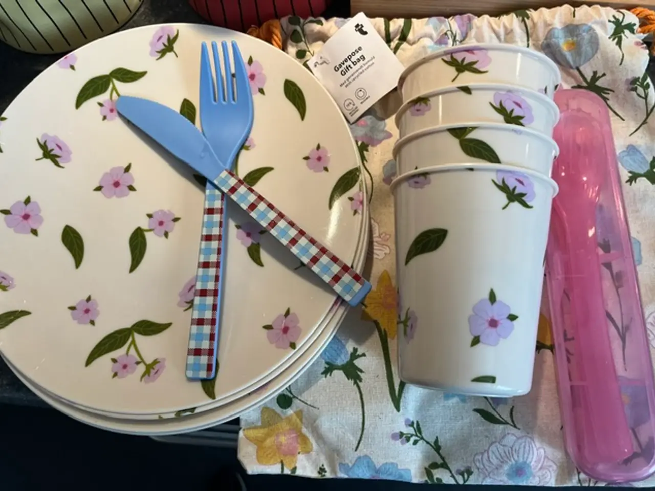 Billede 2 - Flying Tiger melamin picnicsæt med blomster-11dele
