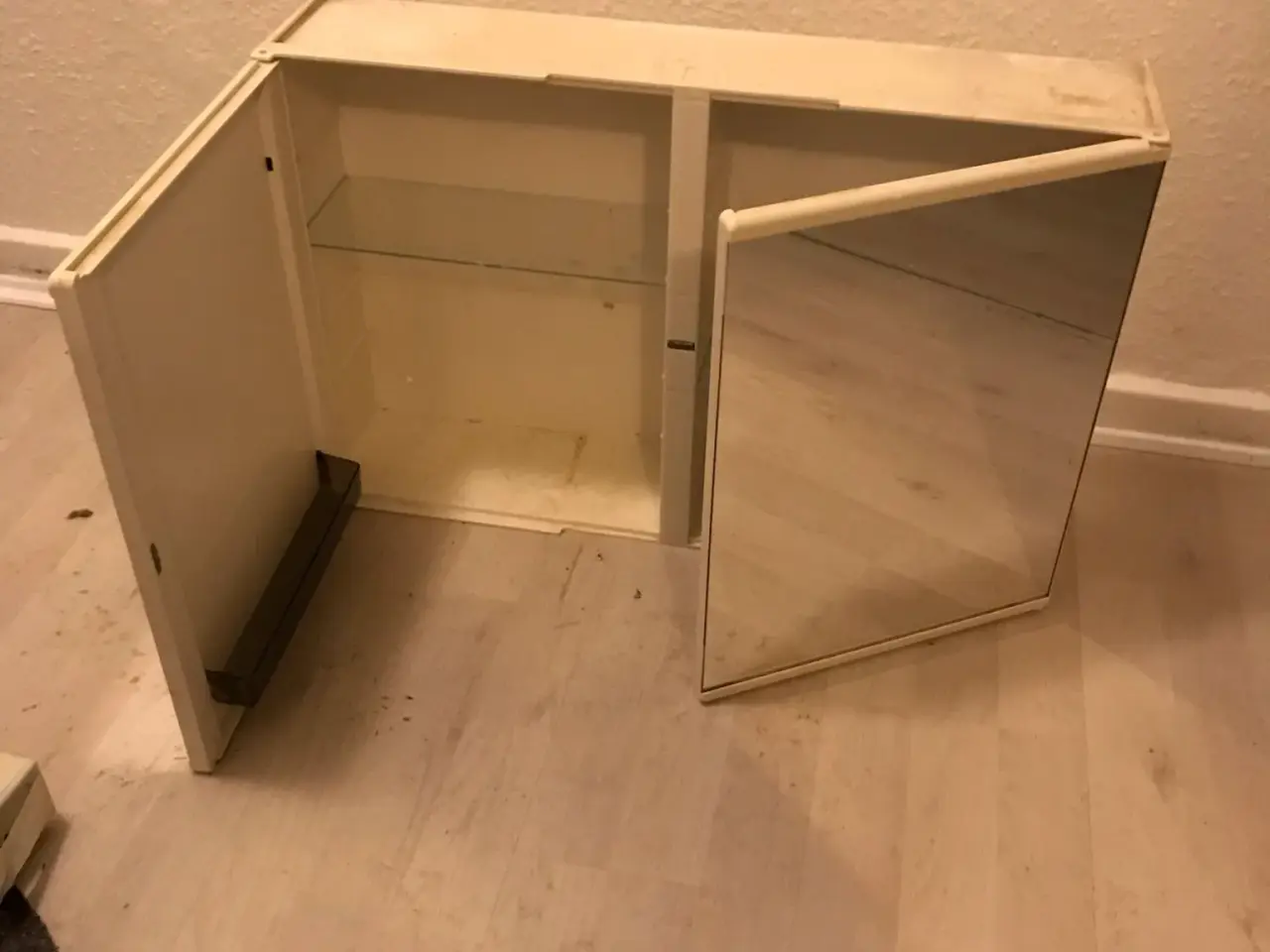 Billede 1 - barberskab. Retro.