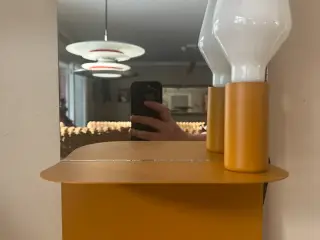 Retro spejl med flytbar lampe og integreret hylde 