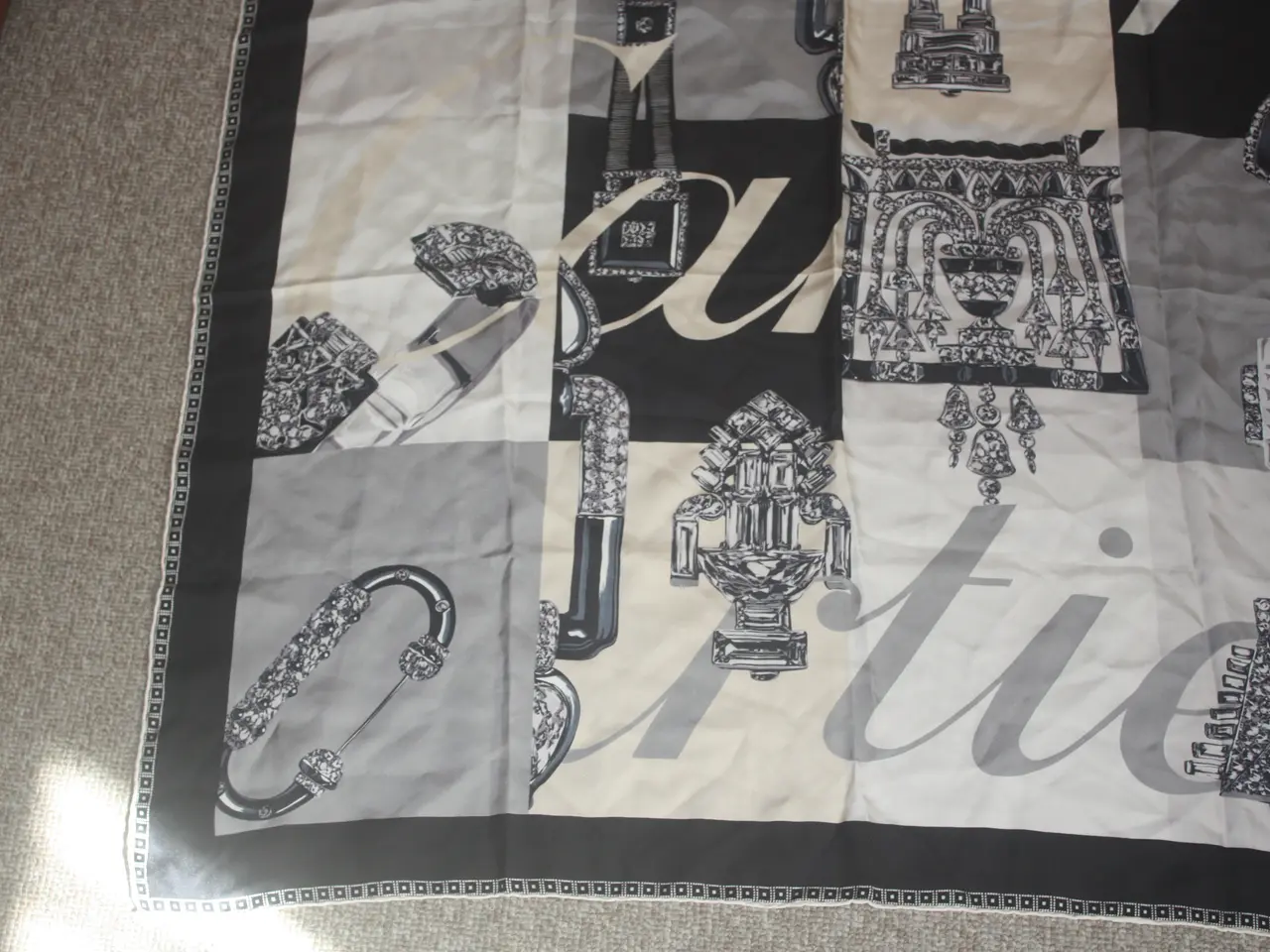 Billede 5 - Cartier silketørklæde med et grafisk print silk