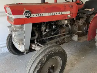 Rød Massey Ferguson 135 - 1967 - Benzin