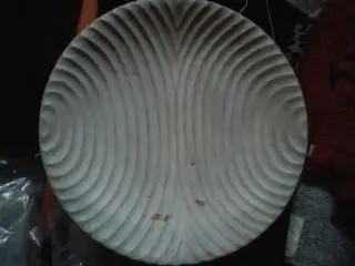 Gråt fad med bølgemønster. Giv et bud.