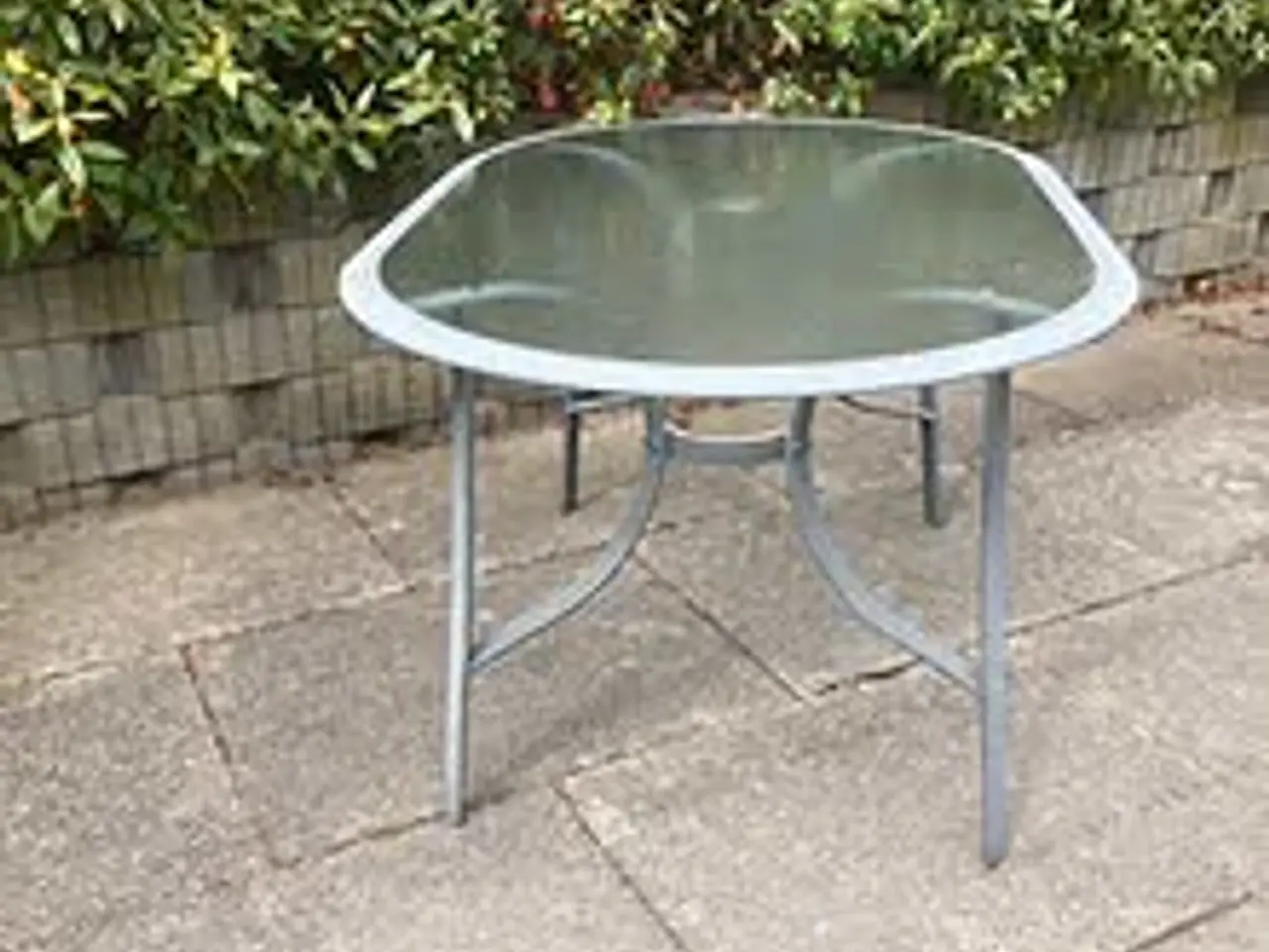 Billede 2 - Oval havebord med glasplade
