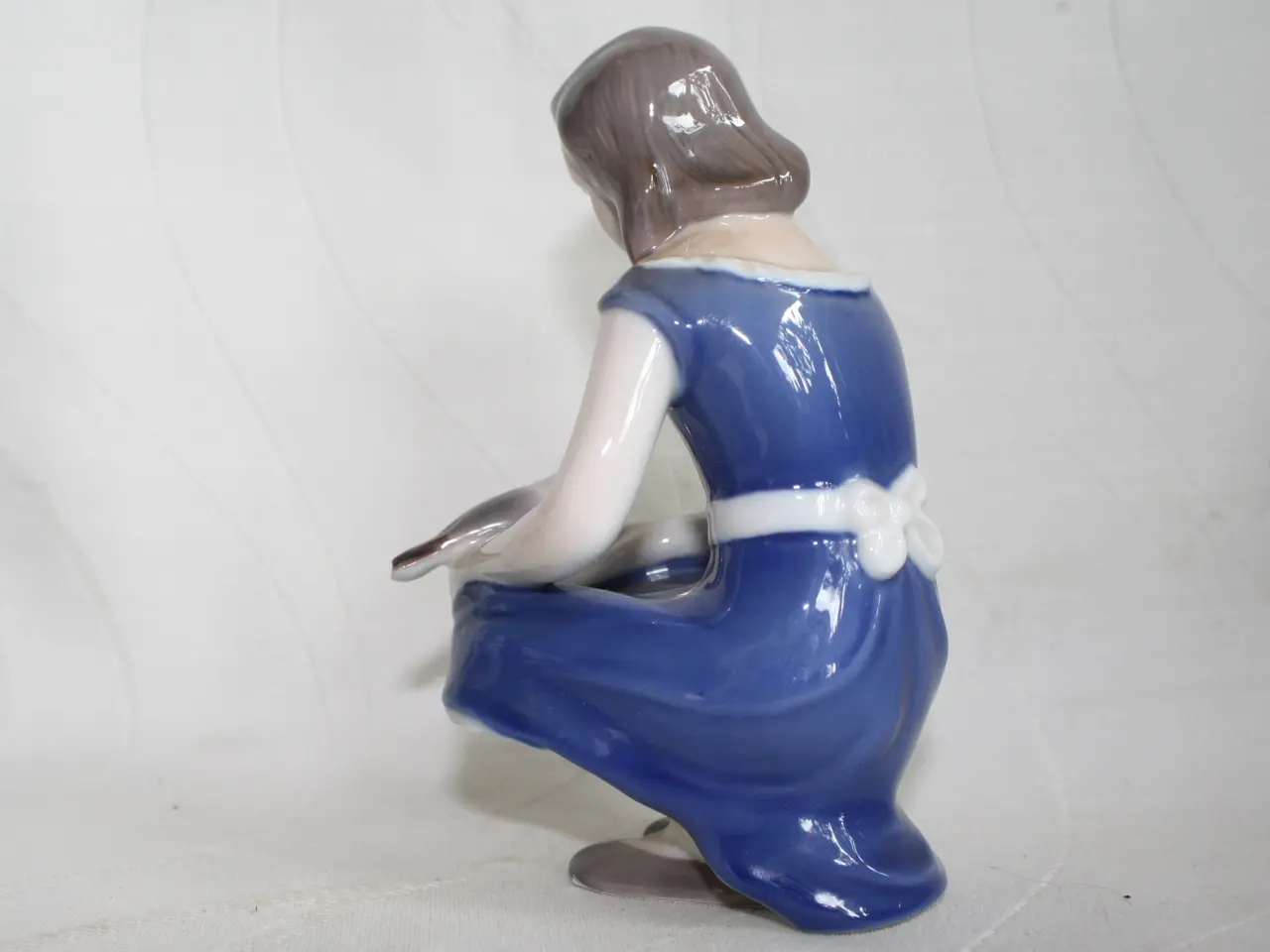 Billede 5 - Pige med due, figur fra Bing & Grøndahl 