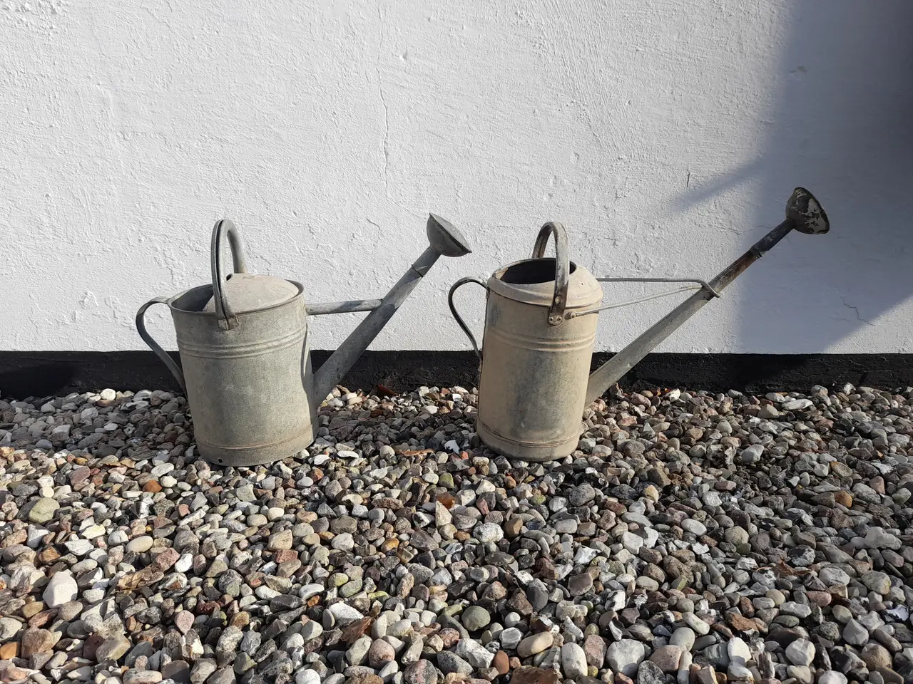 Billede 4 - 2 store gamle zinkvandkander (10L) med fed patina