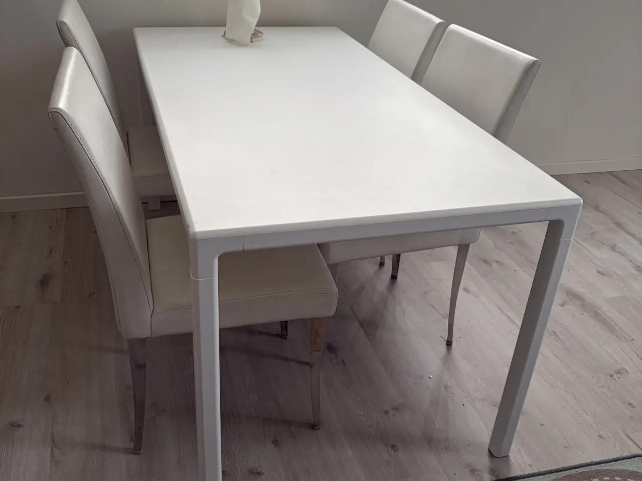 Billede 1 - Nærmest nyt spisebord 