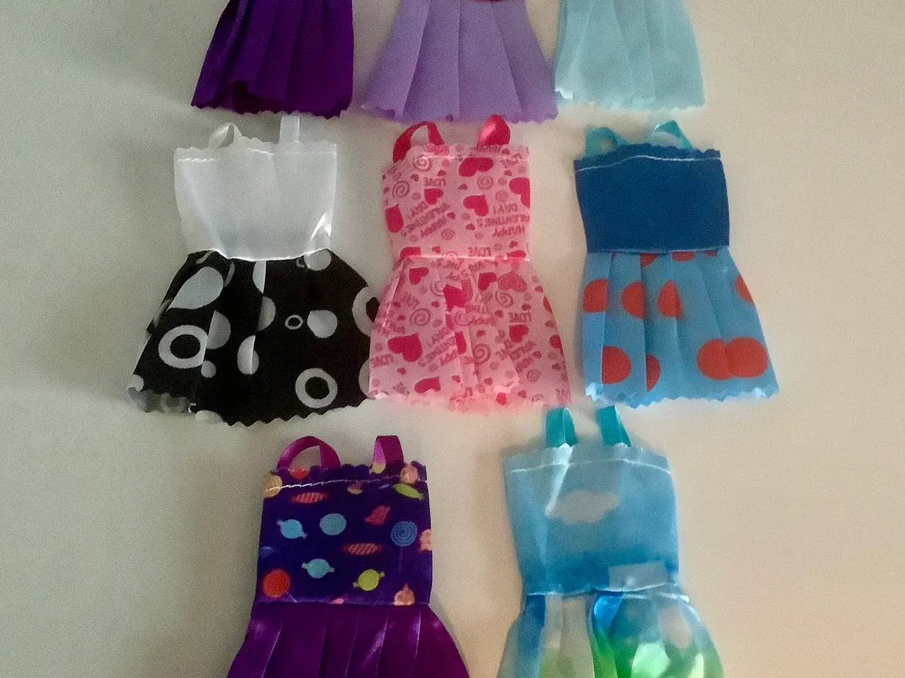 Billede 1 - Kjoler til Barbie.Prisen er for alle.