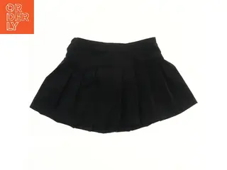 Sort nederdel med folder fra H&M (str. 140)