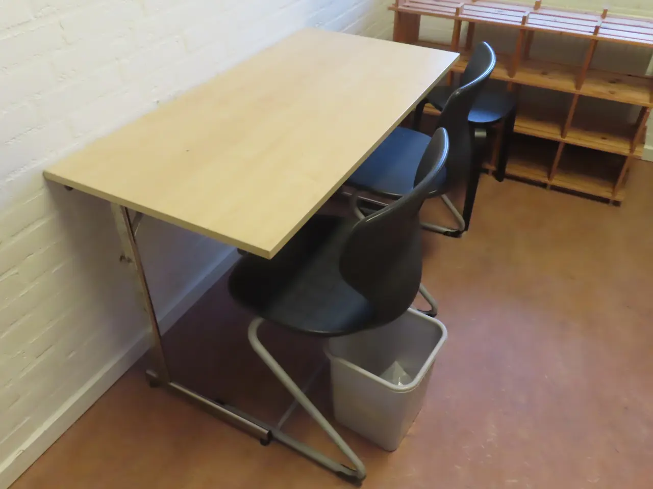 Billede 3 - Indhold på værelse af bord, køjeseng, skab mv.