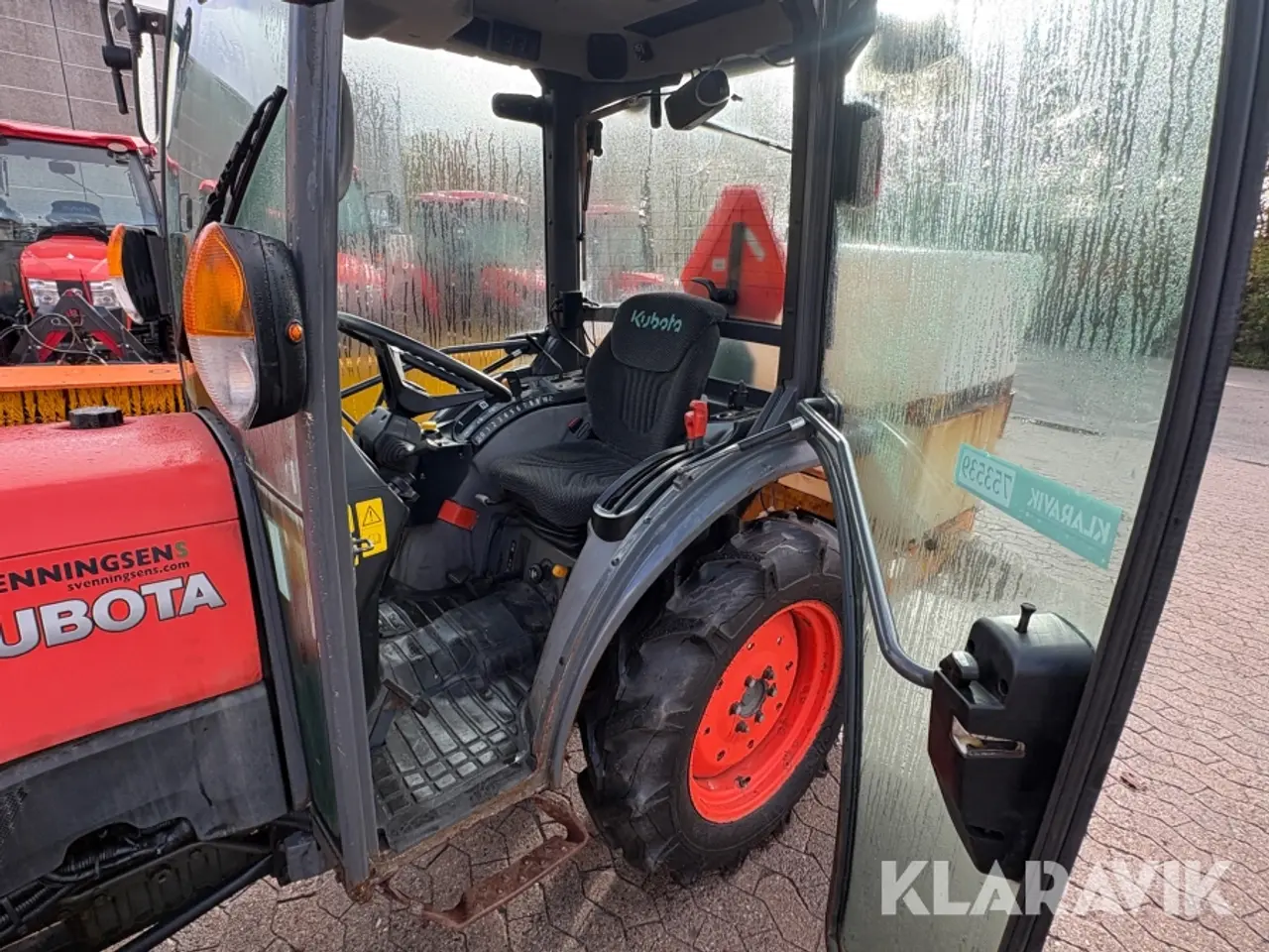 Billede 9 - Traktor Kubota ST371-C med kost og saltspreder
