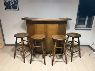 Hjemmebar med 4 barstole + 2 dispenser