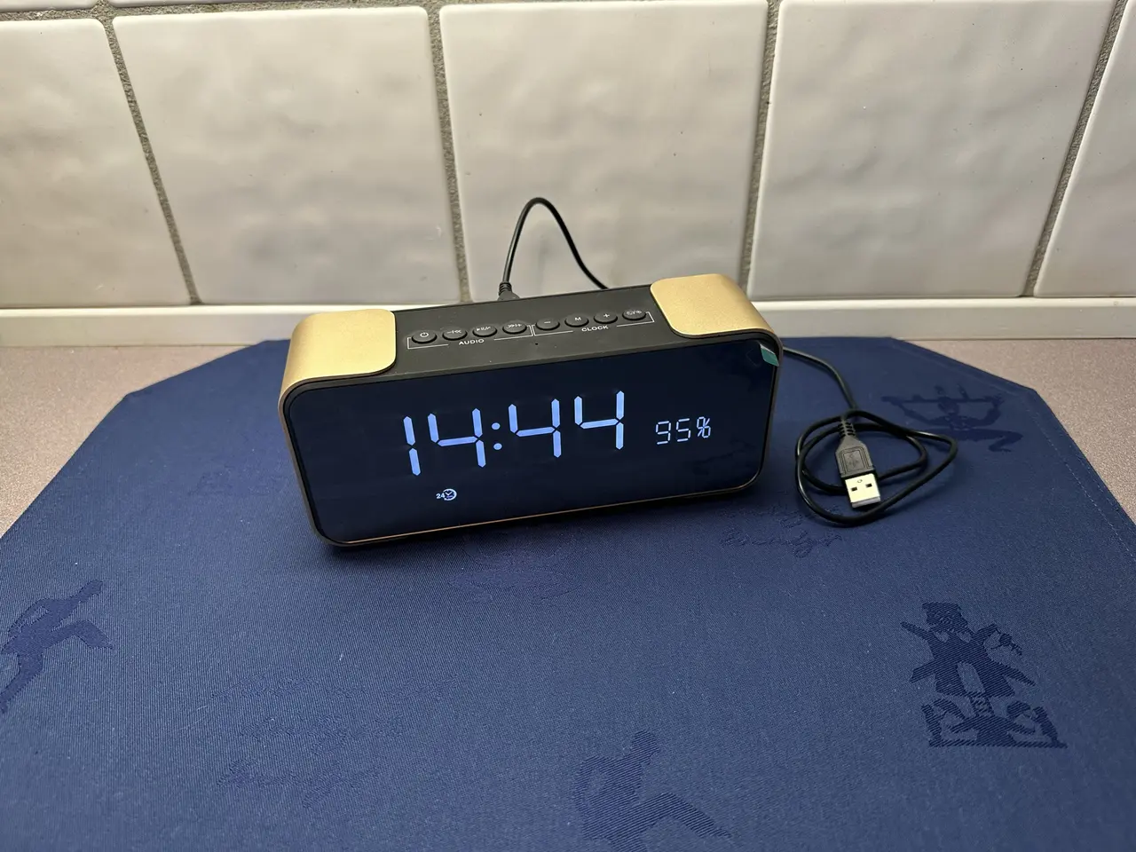 Billede 1 - Radio i kobberfarve med Vækkeur, Bluetooth og FM