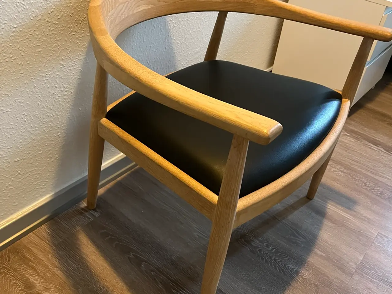 Billede 1 - Fin loungestol i træ med lædersæde