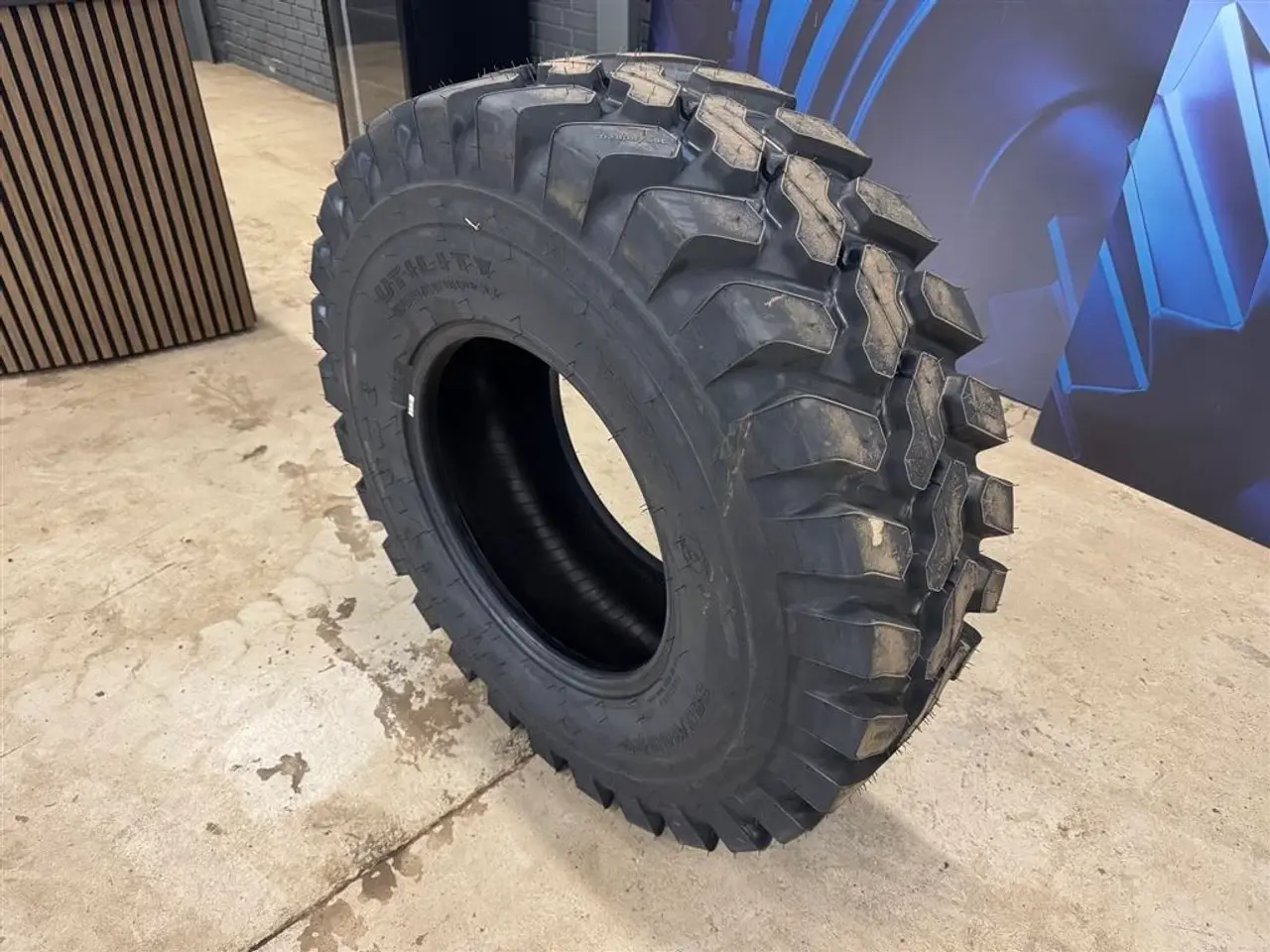 Billede 5 - Firestone Strenglægger dæk 365 / 80R20