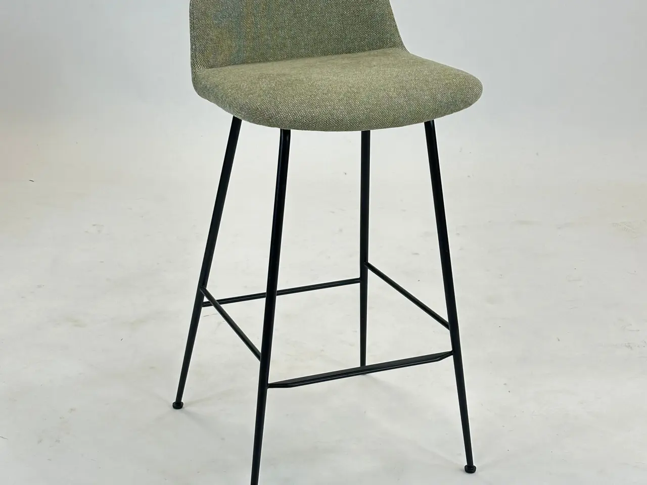 Billede 1 - &tradition Rely Barstol – Grøn med Sort Stel SH 65 cm