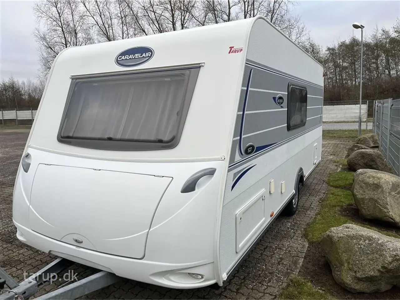 Billede 3 - 2014 - Caravelair Antares Luxe 527   Fortelt: Isabella Commodore Concept, mover, tv-antenne, sidesiddegruppe, kompressor køleskab m/ frostboks, 3 køjer og dobbeltseng