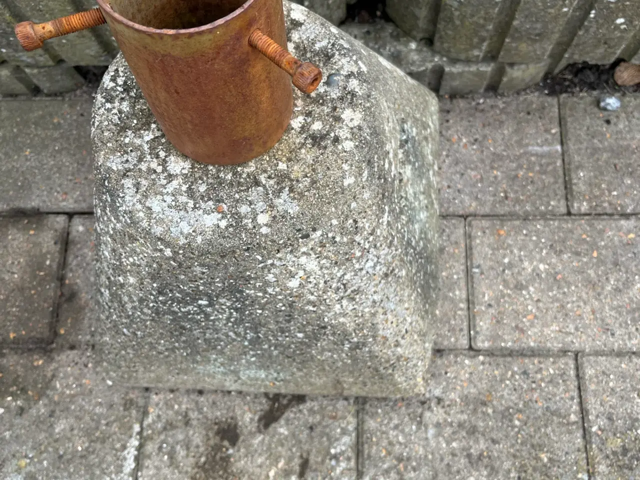 Billede 1 - Gammel cement parasolfod 