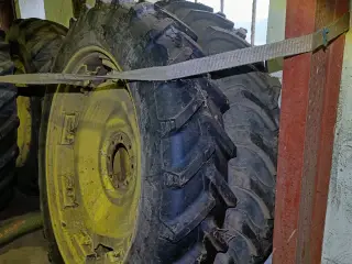 - - - Sprøjte hjul. Front 9.5 R 32, bag 300/95 R46