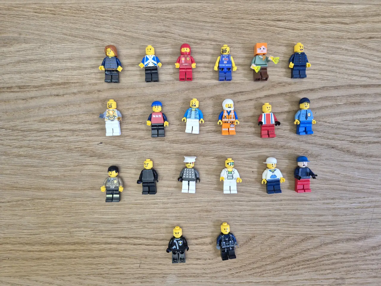 Billede 1 - 20 Lego Mini Figurer, Sælges som vist