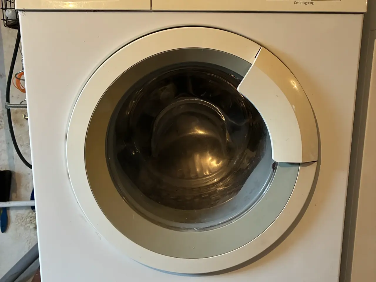 Billede 1 - Bud modtages på grim, men effektiv vaskemaskine 