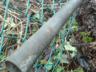 Metalrør, langt. Giv bud.