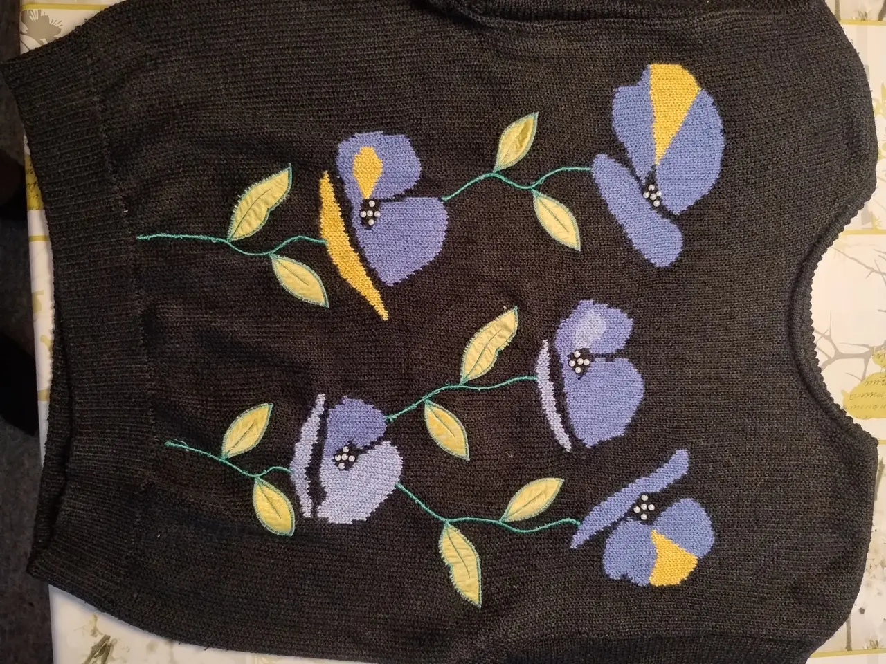 Billede 1 - Sort stiktrøje med blomster, bortgives