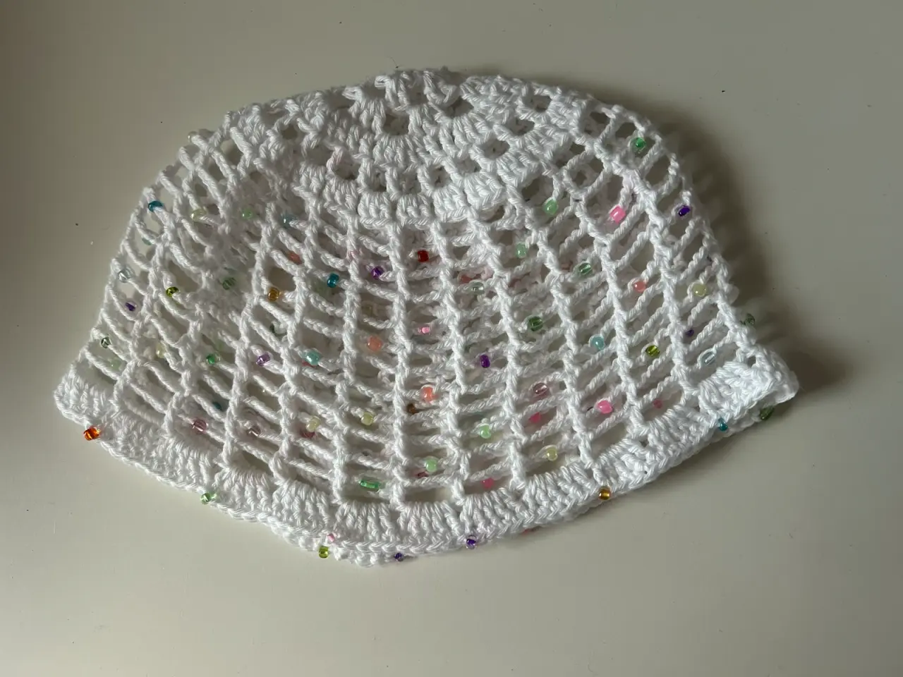 Billede 4 - Hvid mesh hue med perler