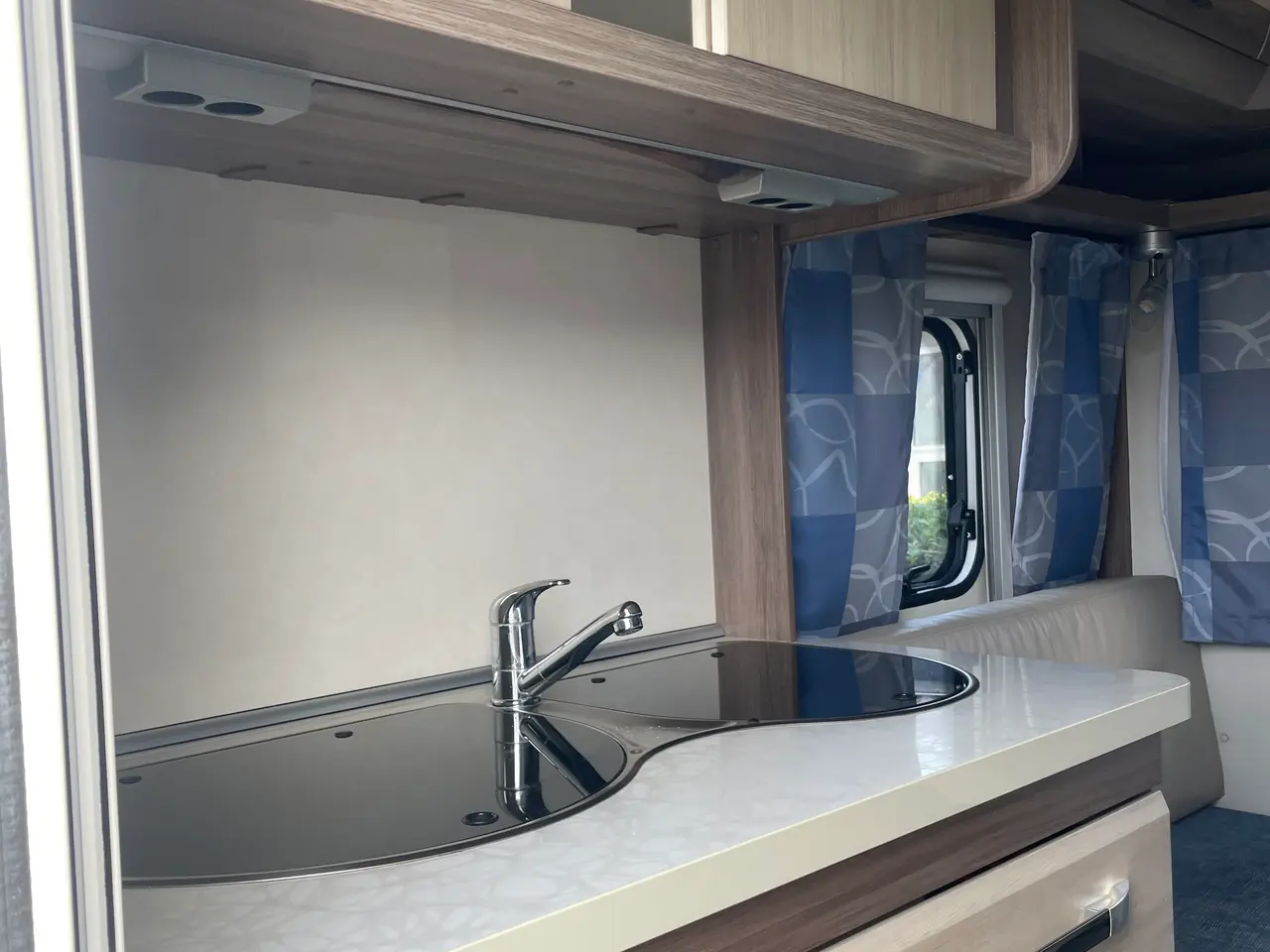 Billede 4 - Nysynet Hobby 400 SFE, Deluxe Campingvogn &fortelt