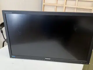Samsung 27" skærm S27A850 (WQHD) + monitorarm
