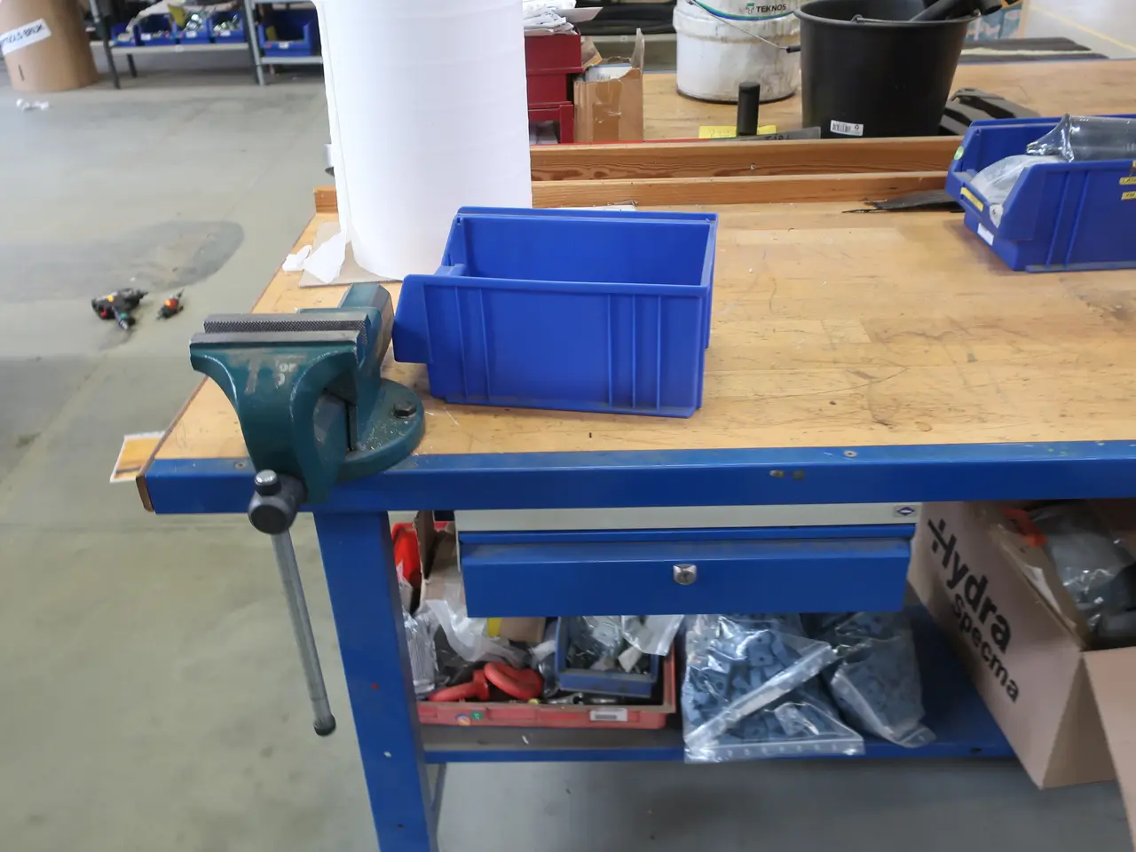 Billede 3 - Arbejdsbord med indhold