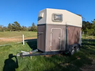 Gennemrenoveret hestetrailer sælges