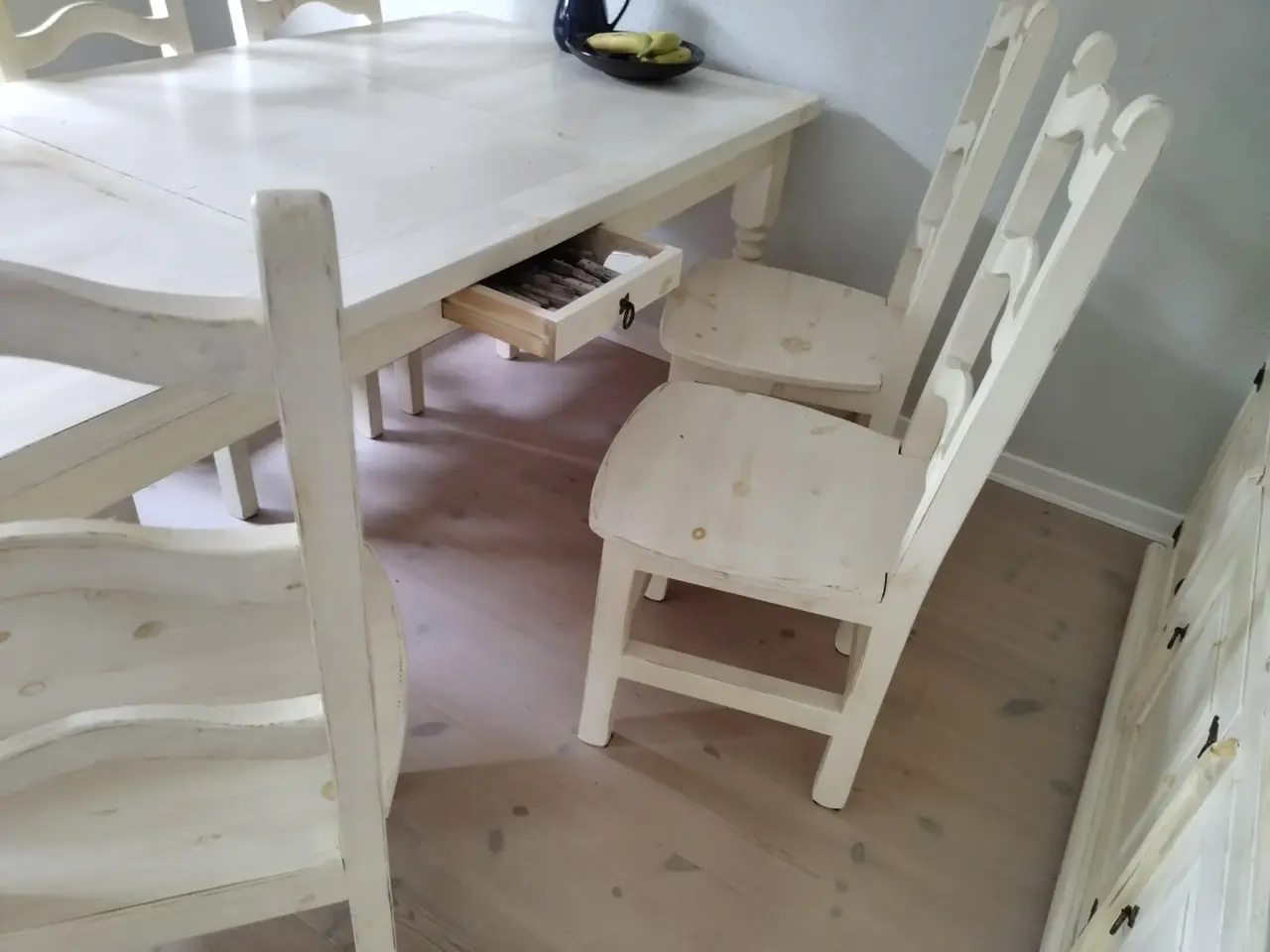 Billede 2 - Stort spisebord, 2 tillægsplader, 6 stole + skænk