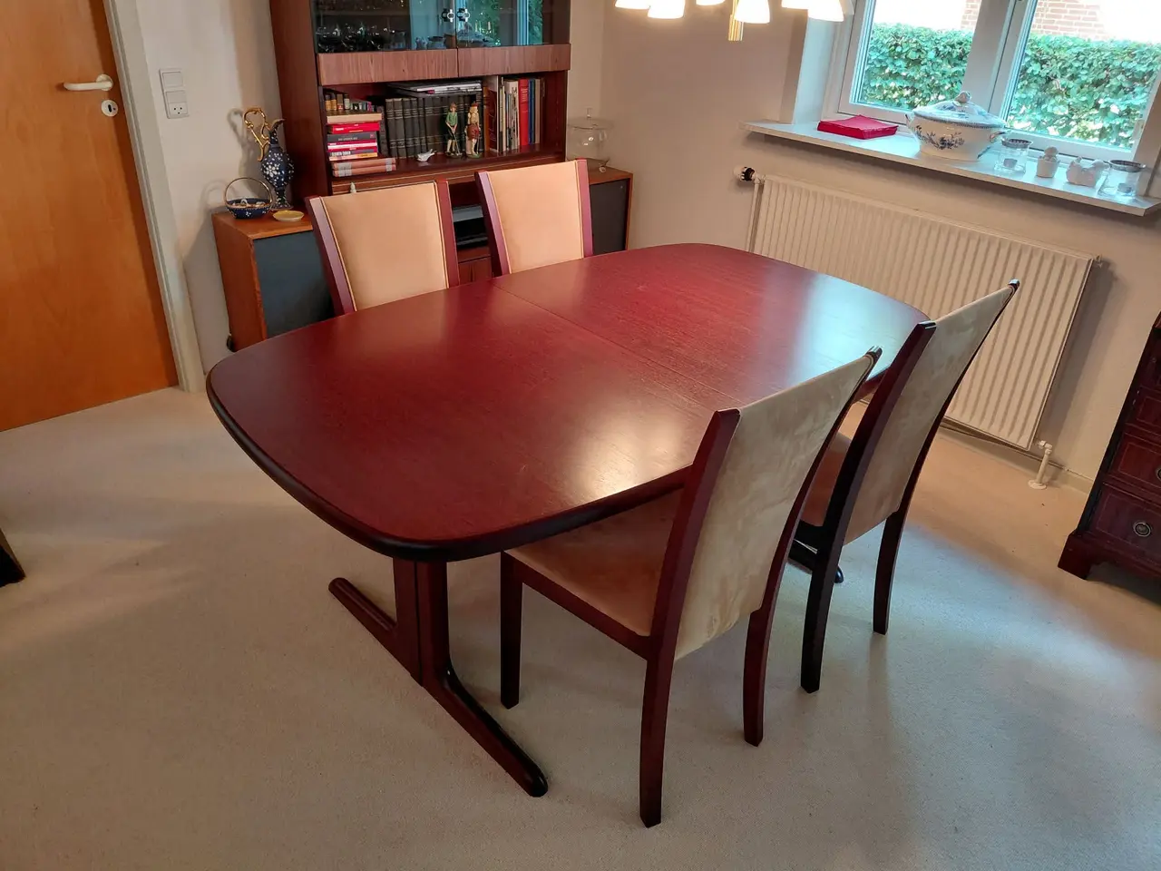 Billede 1 - Spisebord med seks stole fra Skovby