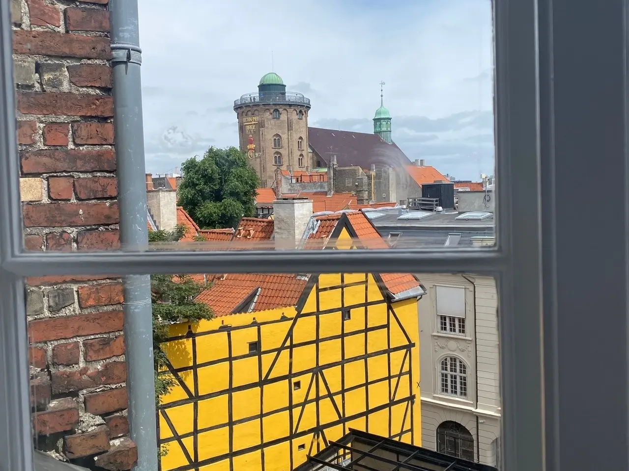 Billede 2 - 145 m2 midt på Gråbrødretorv. med udsigt over torvet og Rundetårn