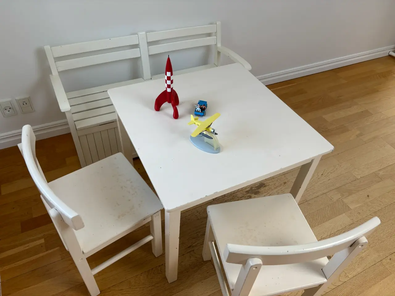 Billede 2 - IKEA hvidt børnebord med stol og bænk