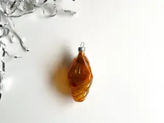 Brunt, kantet ornament