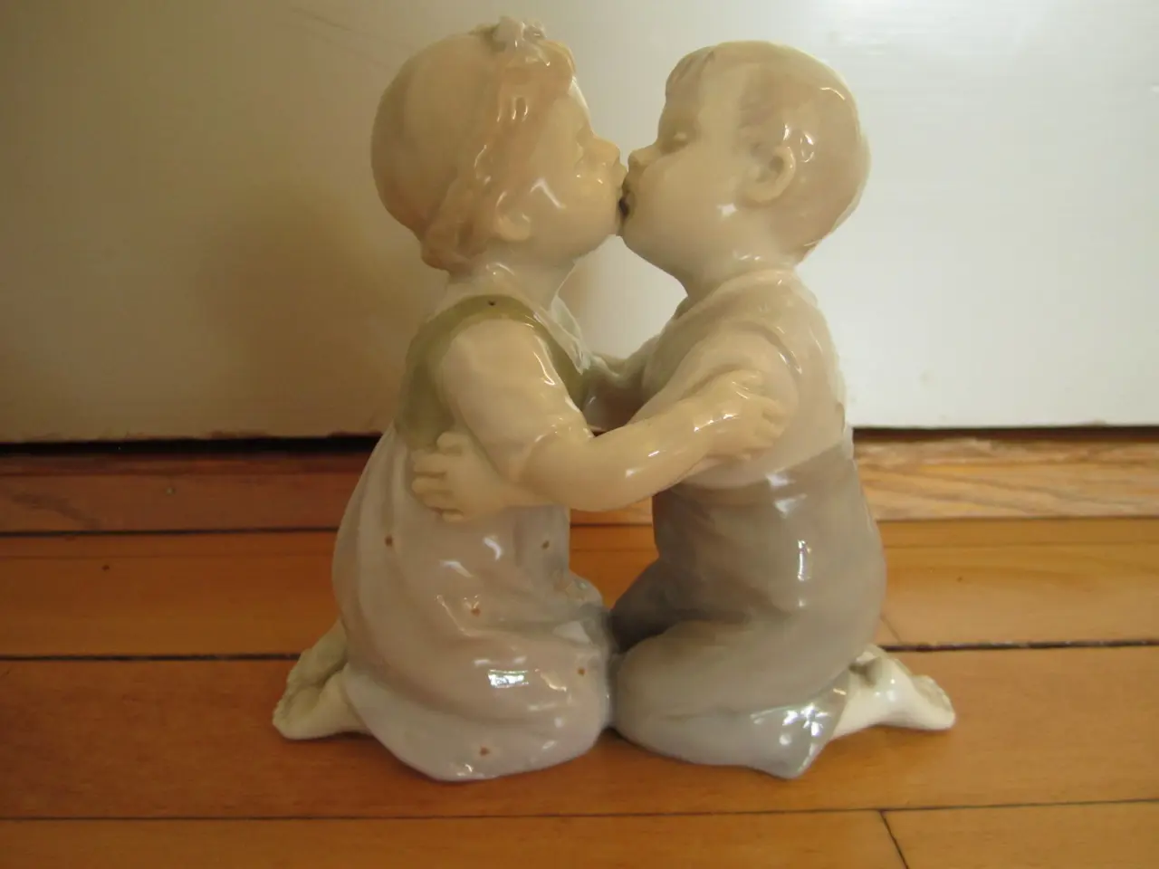Billede 1 - Yndig FIGUR af børn der kysser. BYD.