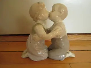 Yndig FIGUR af børn der kysser. BYD.