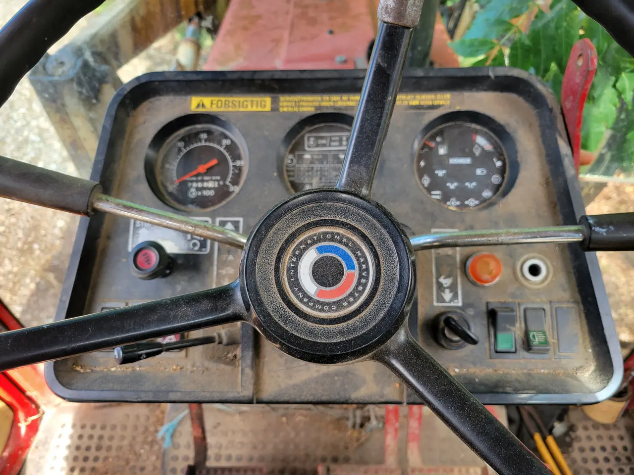 Billede 9 - Traktor IH 685 XL  – påhængsvogn og redskaber