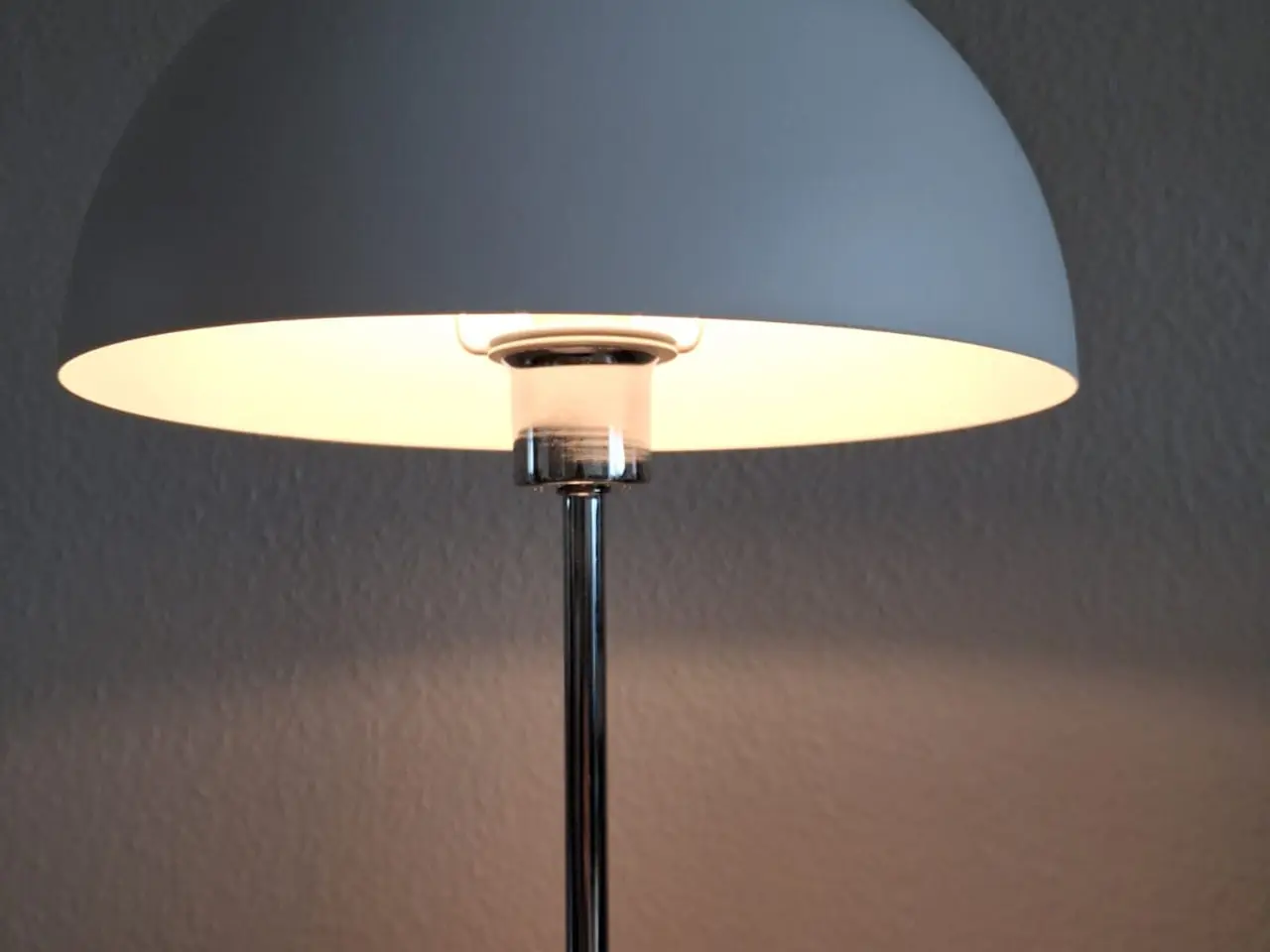 Billede 3 - Bordlampe, hvid, genopladelig, god stand
