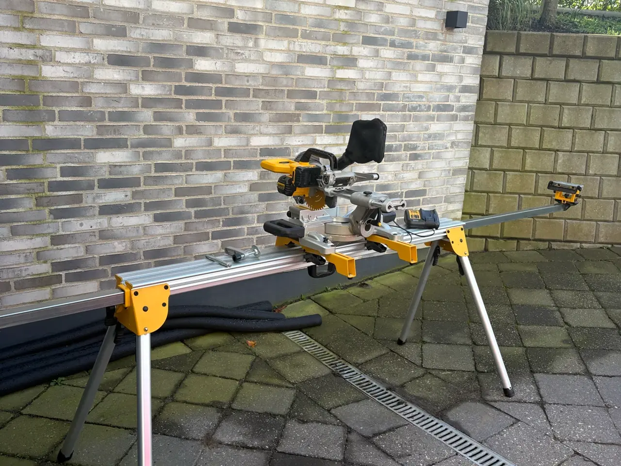 Billede 10 - DeWalt Kap-/geringssav på batteri med arbejdsbord 