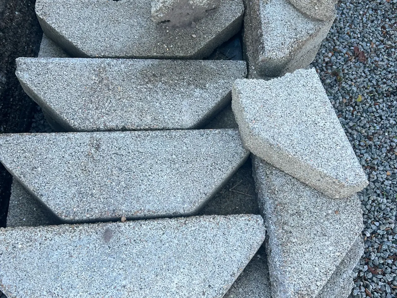 Billede 2 - Knækfliser i beton – 5 kr. pr. stk. – hent selv