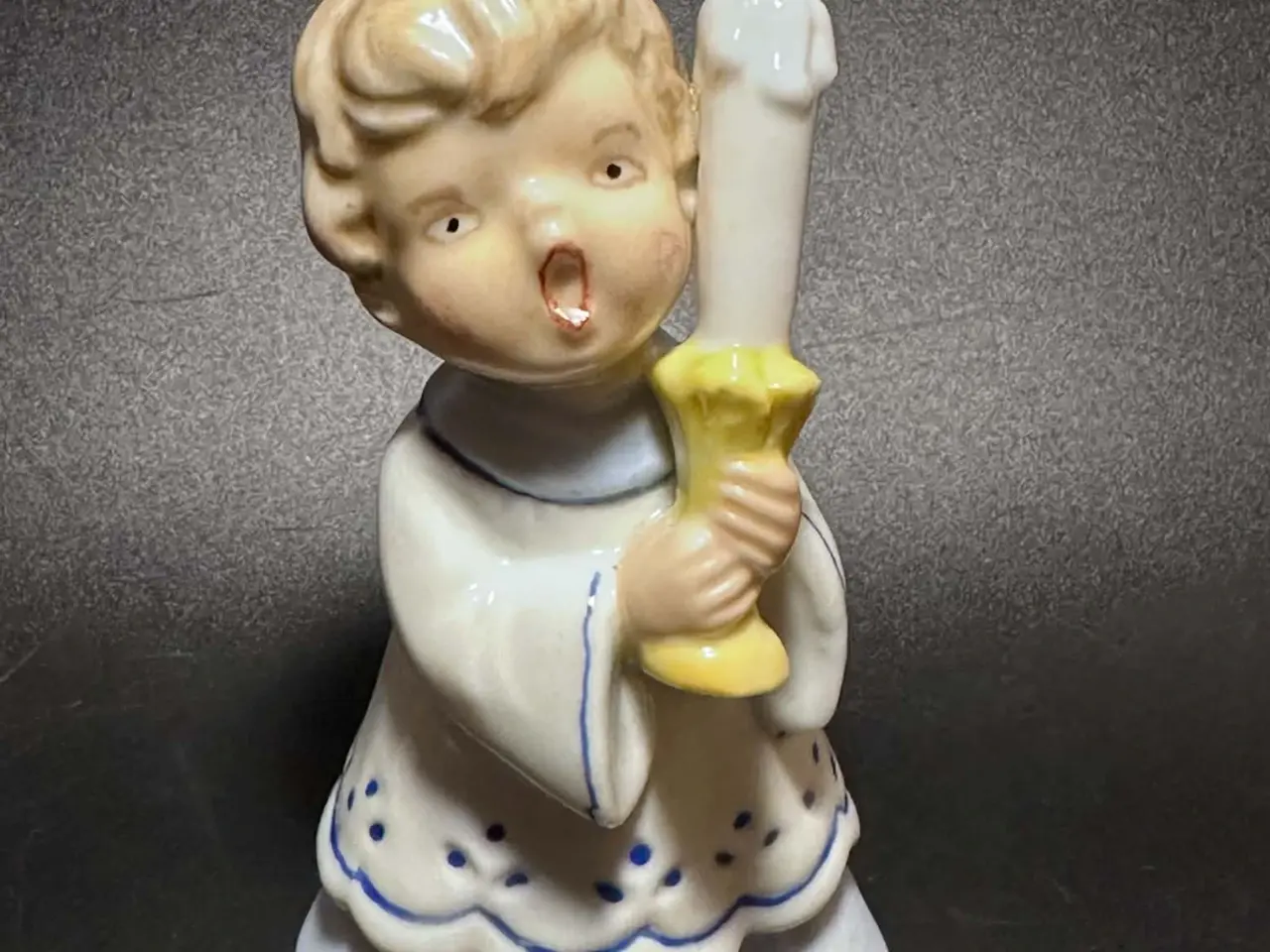 Billede 1 - Vintage håndmalet figur af syngende dreng.