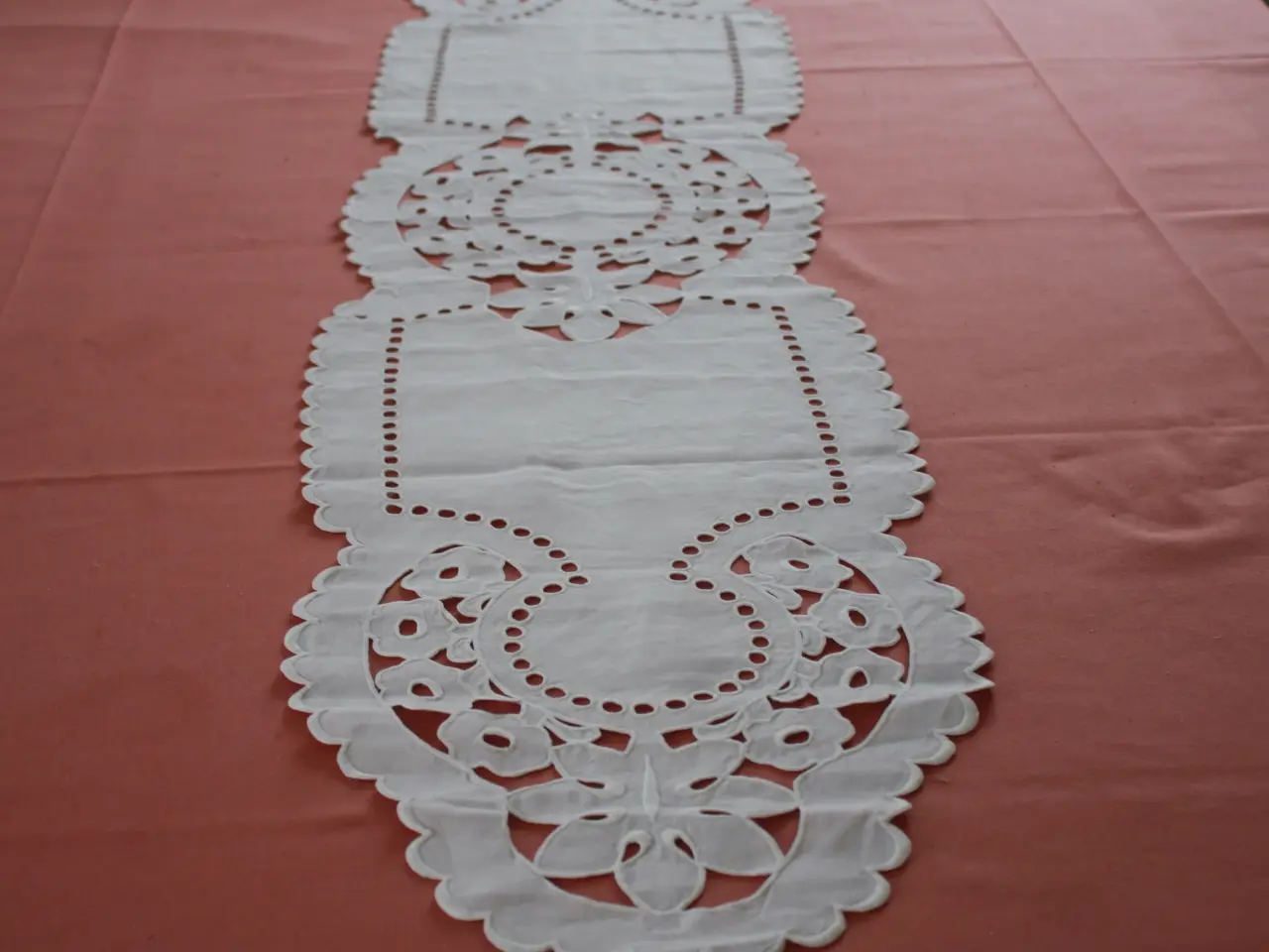 Billede 1 - Broderet løber, 30 x 146 cm