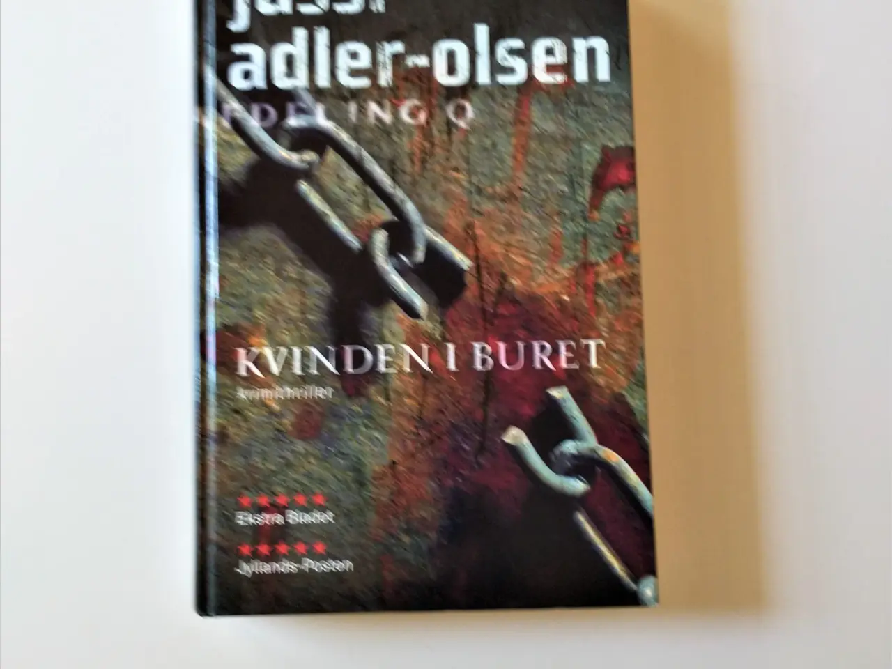 Billede 1 - Kvinden i buret. Af Jussi Adler-Olsen